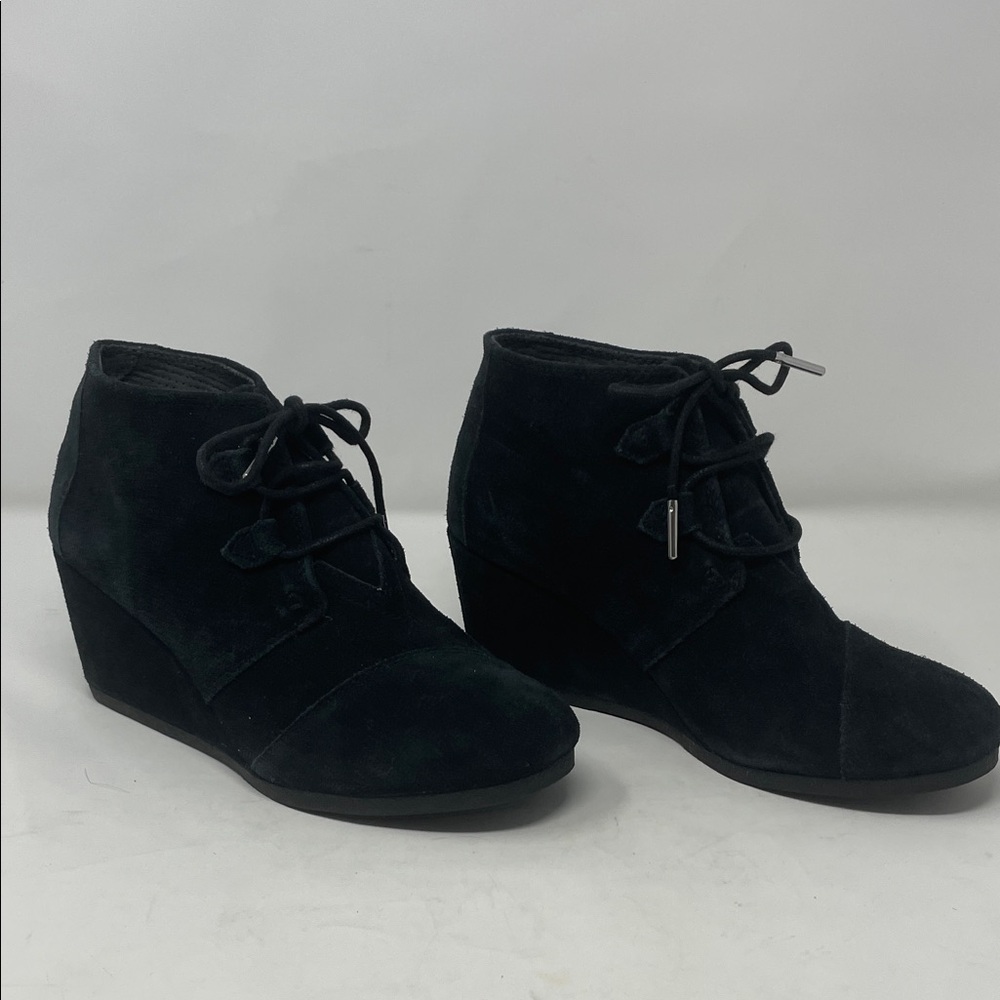 Toms Black Suede-Like Wedge Ankle Lace-Up Boots Excellent Condition